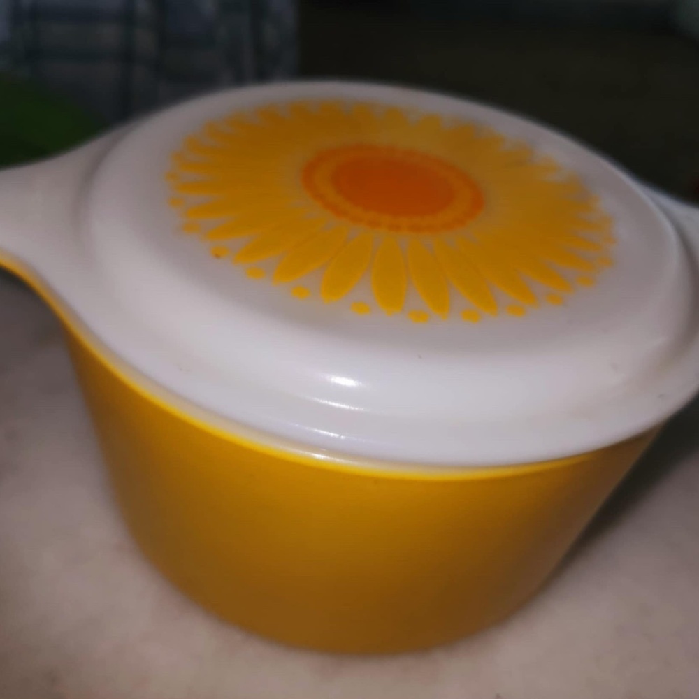 Vintage Pyrex Daisy Pattern casserole dishes - Picture 4 of 7
